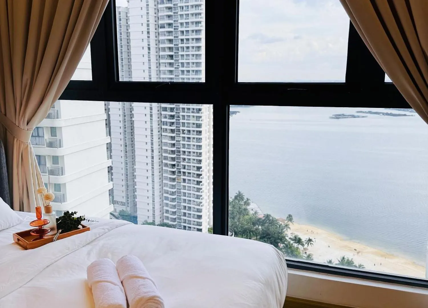 Apartment Cozy Beachfront Seaview With 2 Carparks Foc Netflix Access And Youtube Premium 3Beds3Bath 6-11Pax By Minshuku Johor Bahru