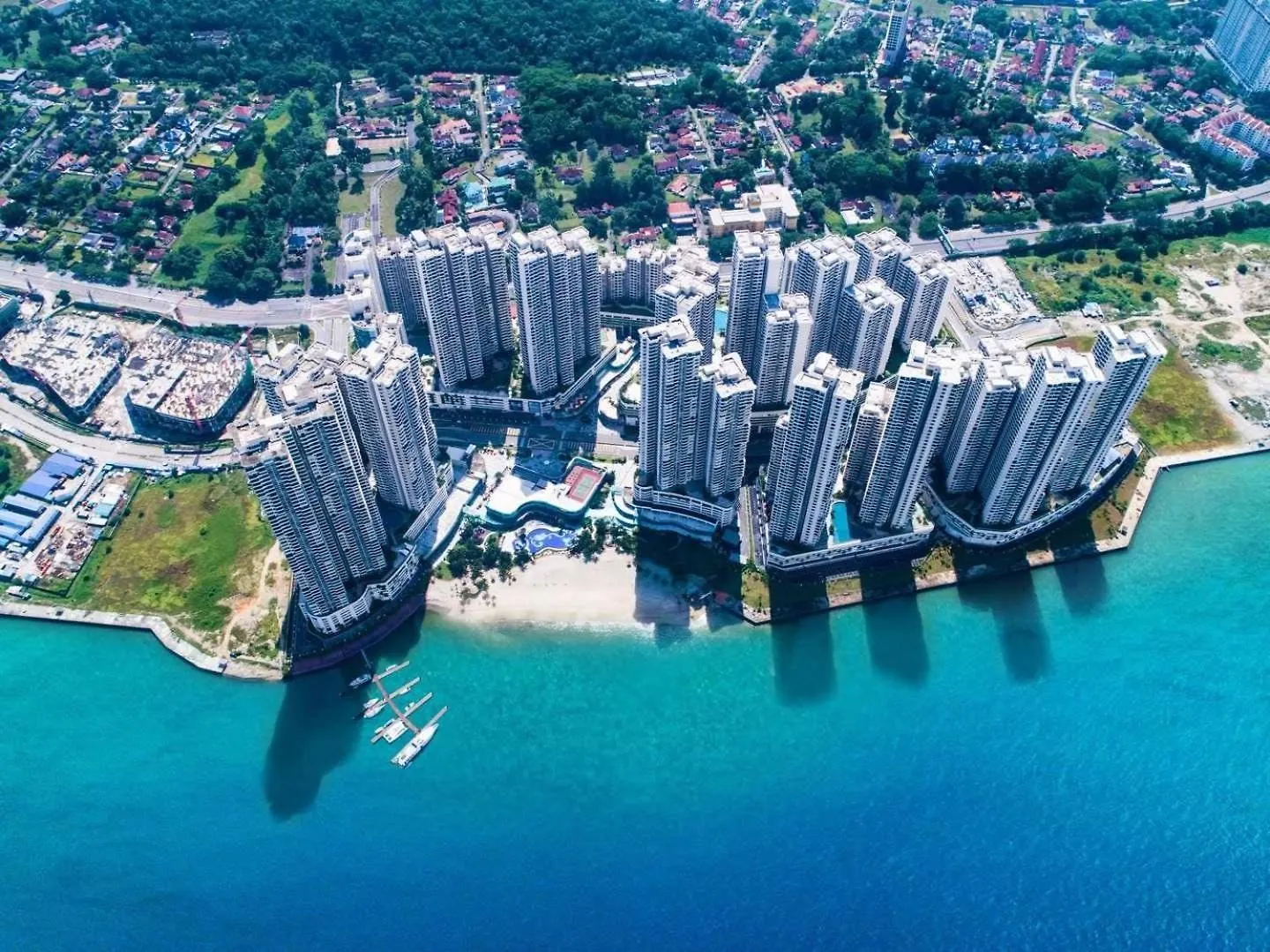 Cozy Beachfront Seaview With 2 Carparks Foc Netflix Access And Youtube Premium 3Beds3Bath 6-11Pax By Minshuku Johor Bahru