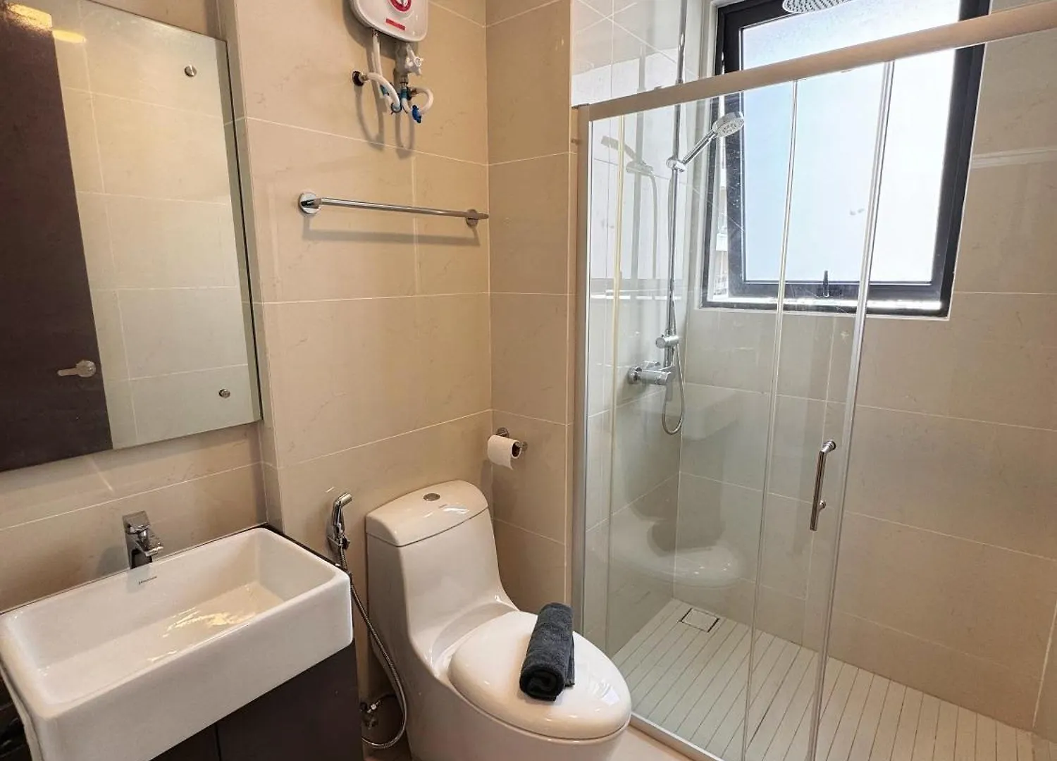 Cozy Beachfront Seaview With 2 Carparks Foc Netflix Access And Youtube Premium 3Beds3Bath 6-11Pax By Minshuku Johor Bahru Apartment